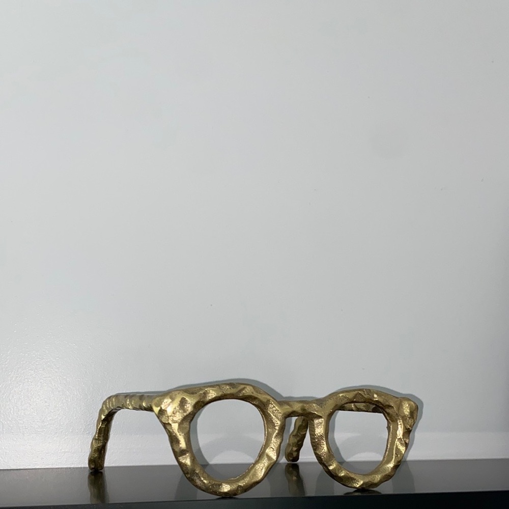 New eyeglasses shelve decor in gold